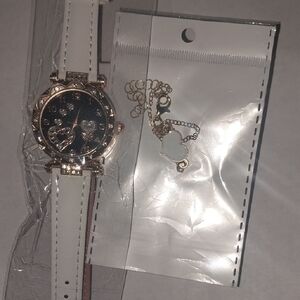 Elegant Bla And White Women's Watch Quartz Heart Design Comes With 16in